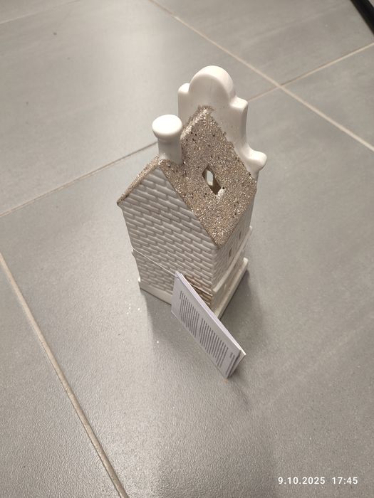 Nowy świąteczny domek dekoracyjny z lampkami LED