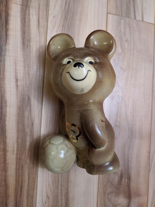 Олимпийский Мишка с мячом Буди