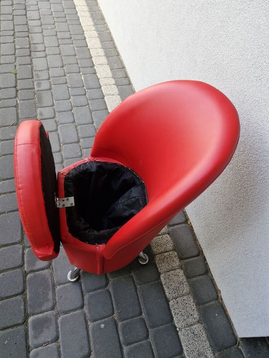 Czerwone pufy ze schowkiem