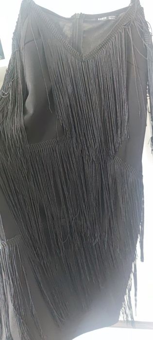 Sukienka czarna z frędzlami