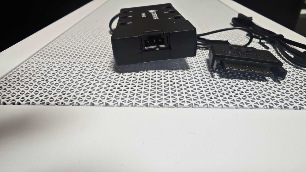 Corsair HUB RGB do wentylatorów 4 pin + wejście 3 pin