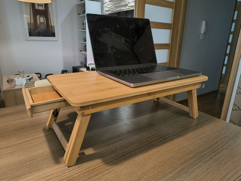 Bambusowy stolik na laptopa
