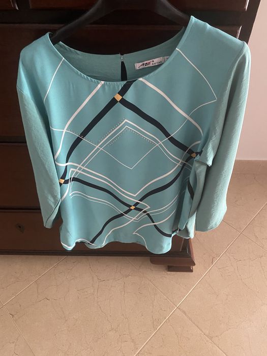 Blusa azul com riscas pretas e brancas