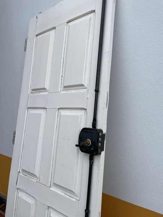 Porta da rua branca com almofada