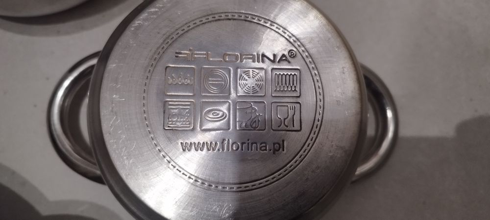 Zestaw garnków patelnie czajnik