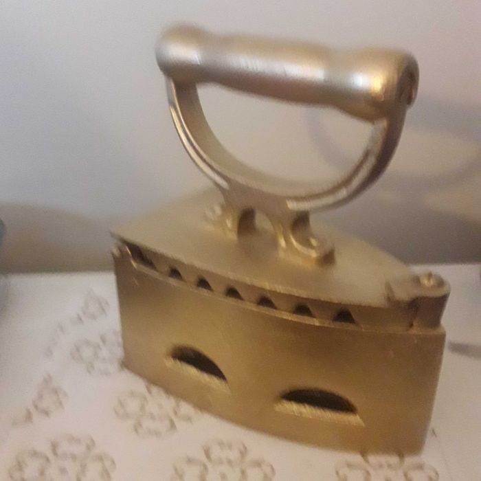 stare żelazko pomalowane na złoty kolor