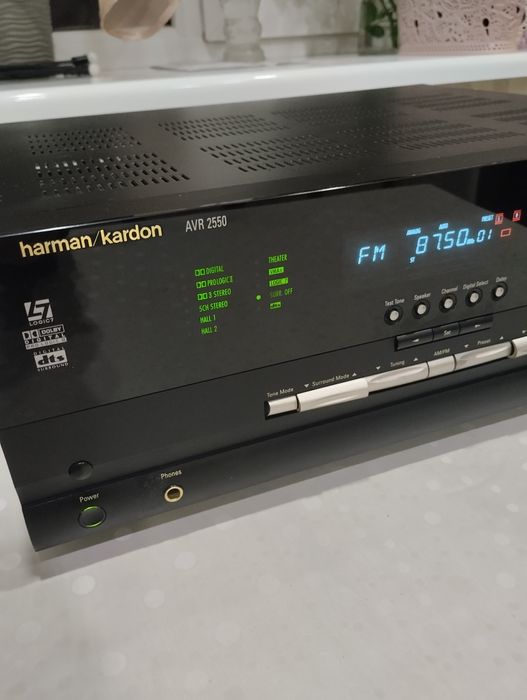 Ресивер Harman-Kardon.