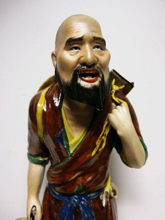 grande, fantástica figura asiática em porcelana policromada -28,5 cm