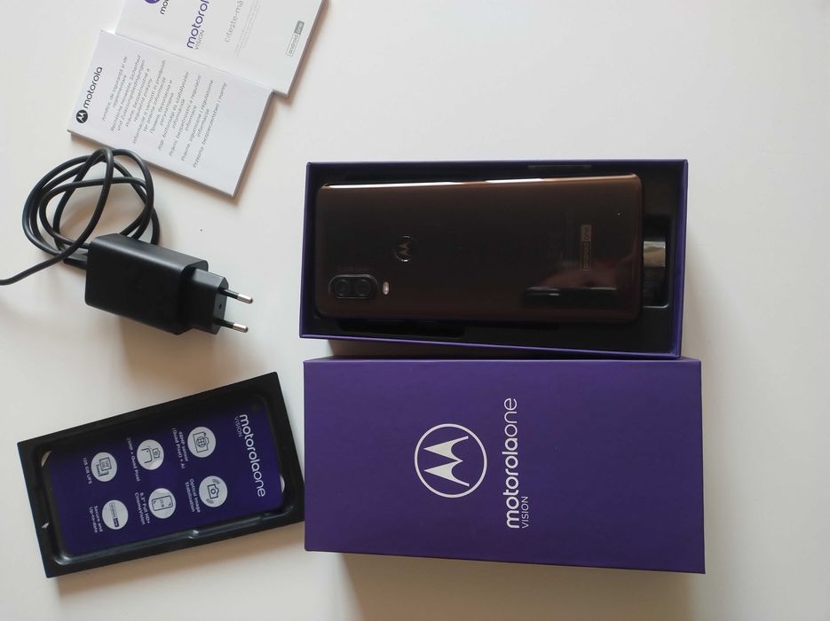 MOTOROLA ONE VISION +ładowarka + kabelek
Kolor brązowy