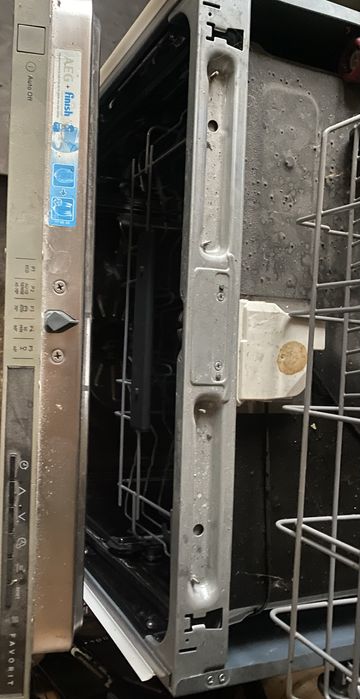 Вбудована посудомийна  машинка