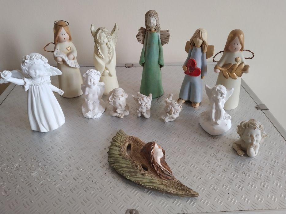 Ceramiczne i gipsowe figurki aniołków