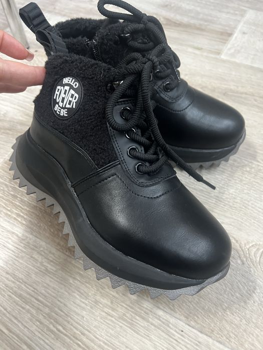 Нові зимові чоботи для дівчинки