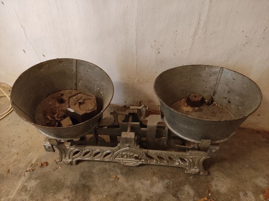 Balança Antiga com pesos