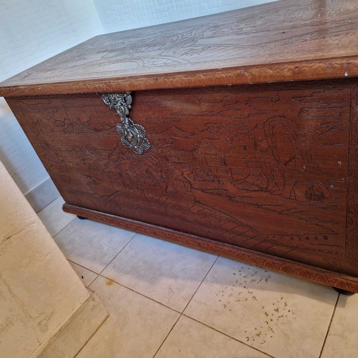 Baú/Arca oriental entalhado em madeira (estilo chinês)