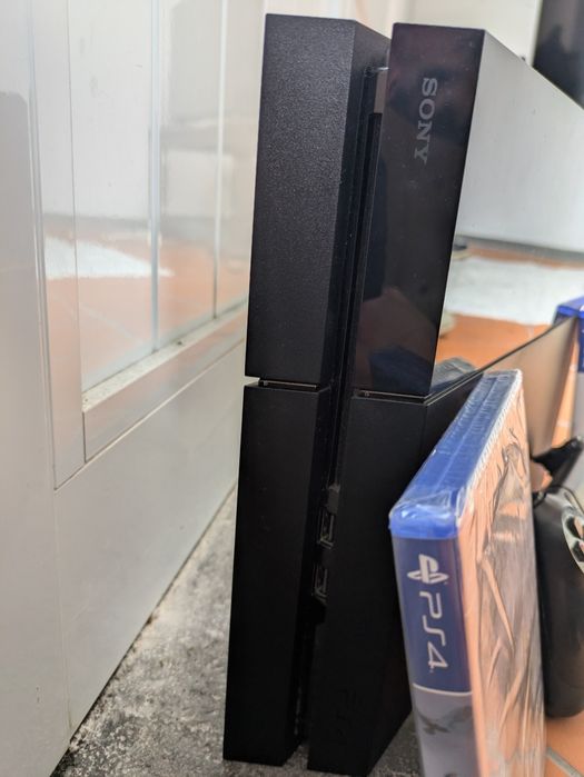 PlayStation 4 com 1 comando e 2 jogos