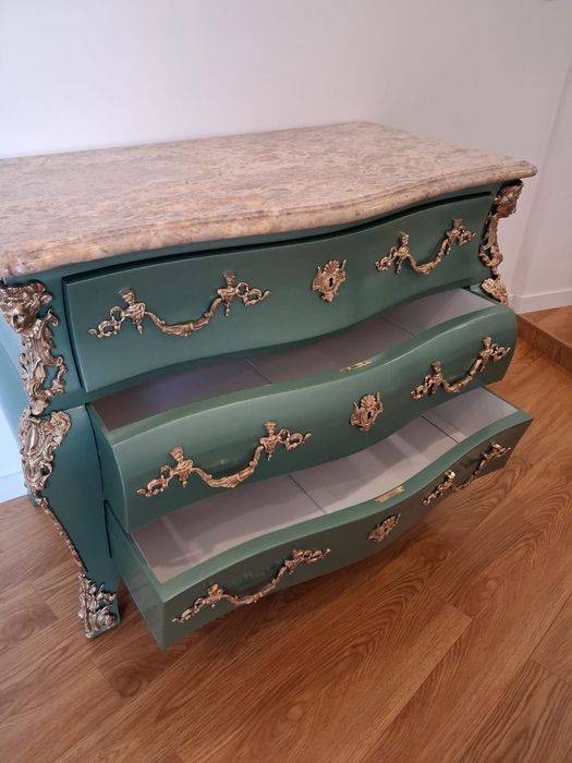 Cómoda Luís XV como nova