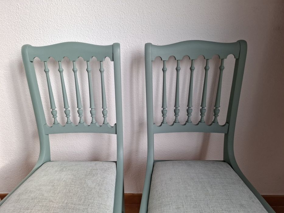 Cadeiras novas pintadas com estofo novo