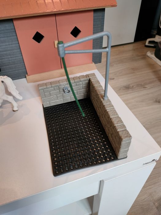 Zestaw Schleich: konie ze stajnią i przyborami