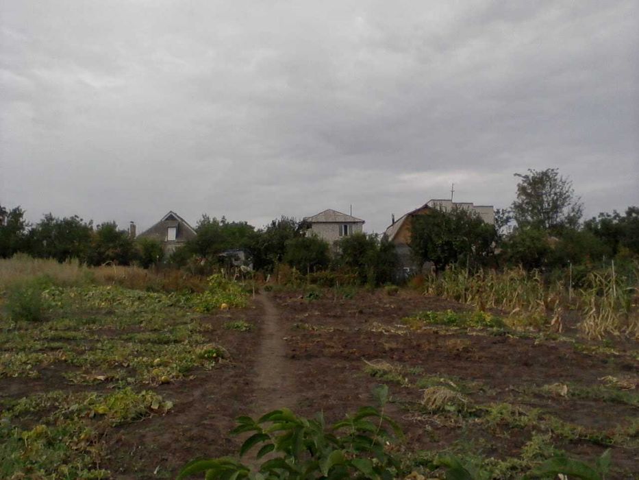 Продаж ділянки 20 соток в селі під Кропивницьким біля озера з житловим будинком, садом, літньою кухнею