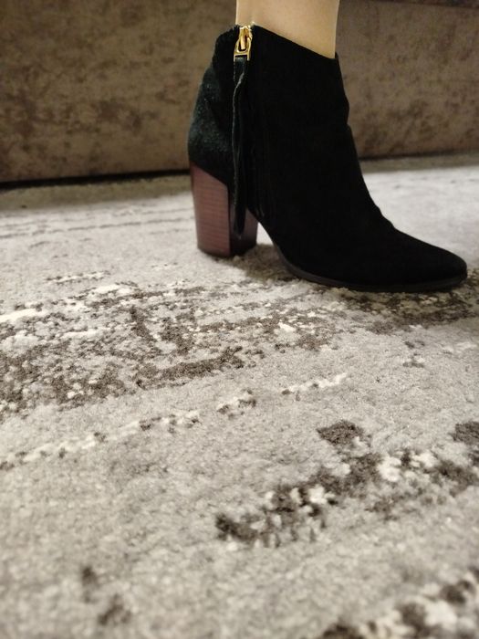Продам замшеві натуральні ботильони ботинки