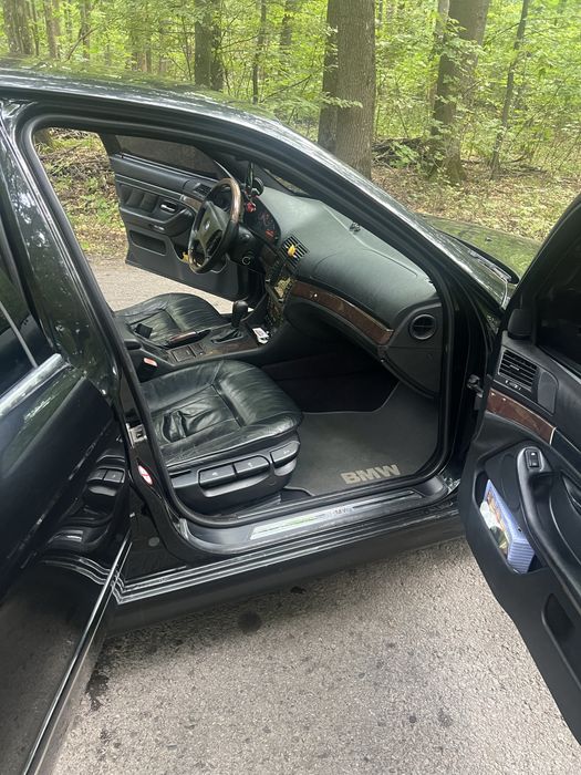 BMW E39 black sedan