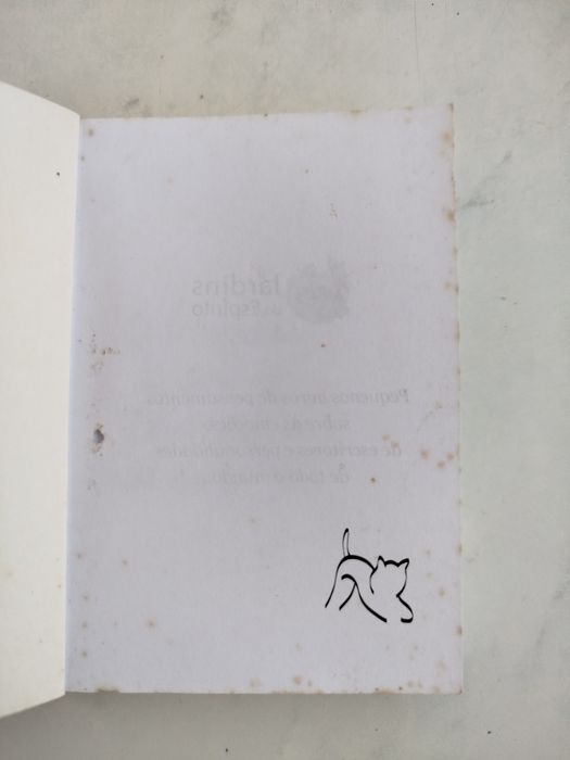 Livro "O pequeno livro da tristeza e da lágrima" de Ana Belo