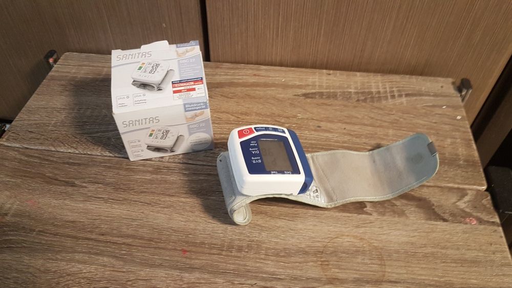 Тонометр на запястье.бу.