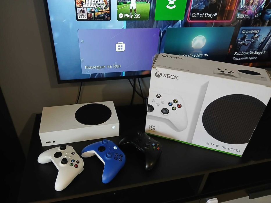 Xbox Series S com 2 comandos
