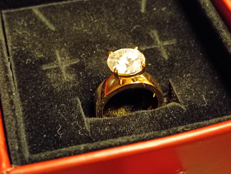 Anel com pedra de Moissanite