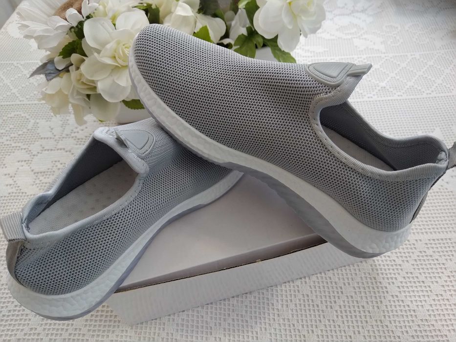 Sapatilhas / Ténis cinzentos claros - Número 37 - NOVOS!