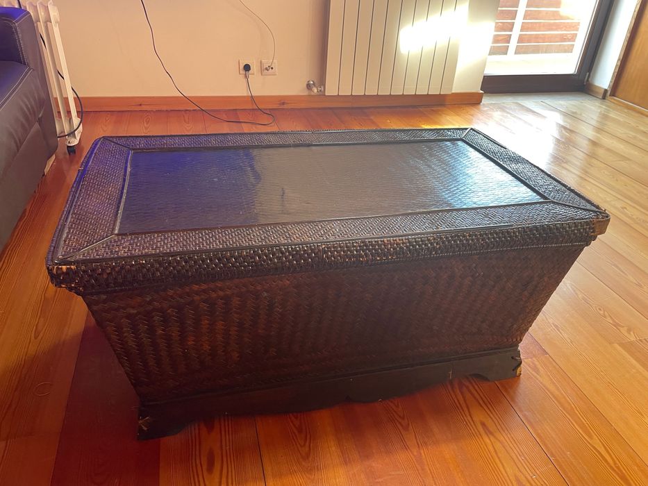 Mesa com espaço para arrumação