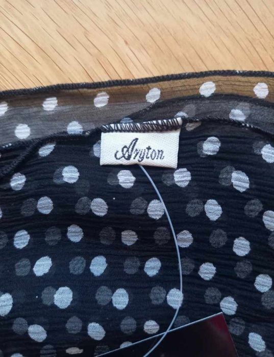Aryton szal 100% jedwab czarny w biale małe, sybtelne kropki.
Bardzo d