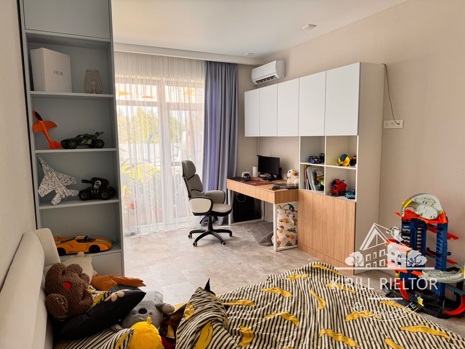 В городке "Золотые Ключи" продается дом с баней и бассейном