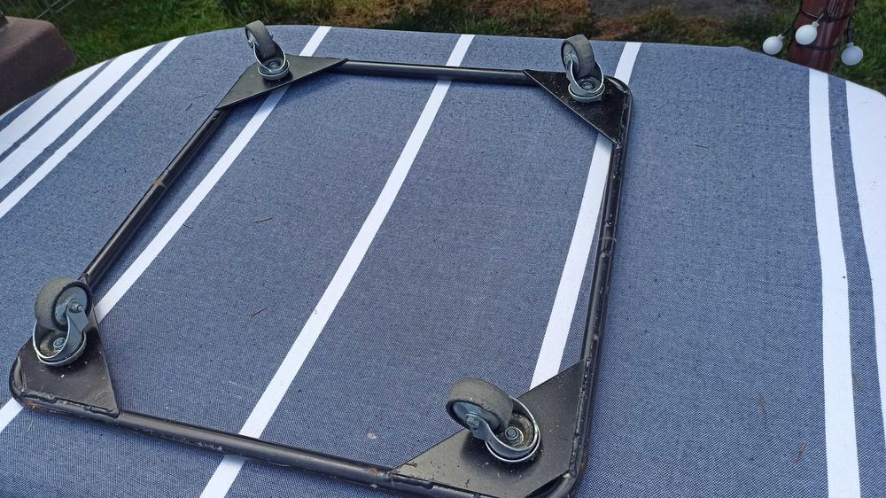 Duża solidna metalowa platforma na kółkach pod donicę kwiat