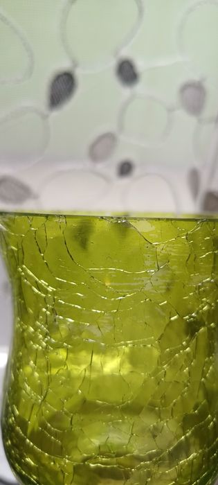 Zielone szklany świecznik dekoracyjny, wysokość 25 cm.