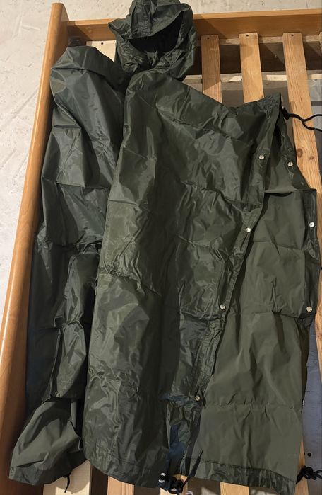 Плащ від дощу новий.