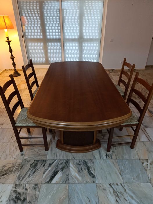 Table massive et chaises