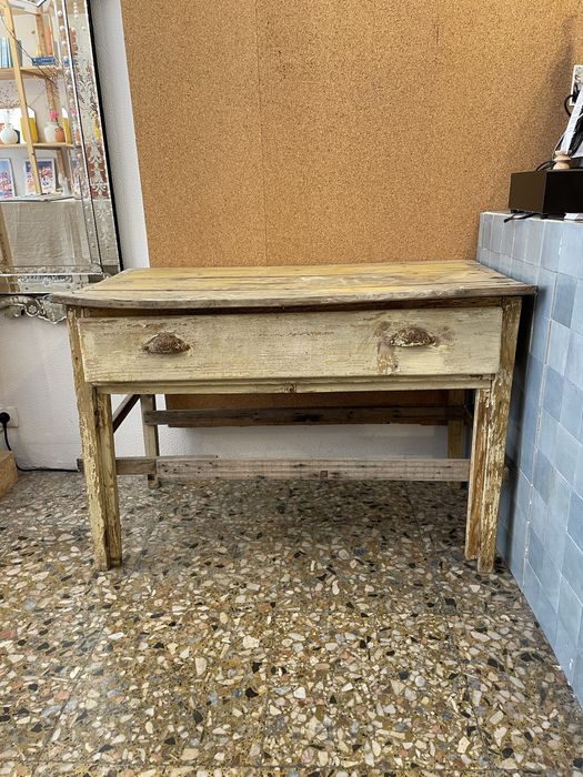 Mesa antiga com gaveta
