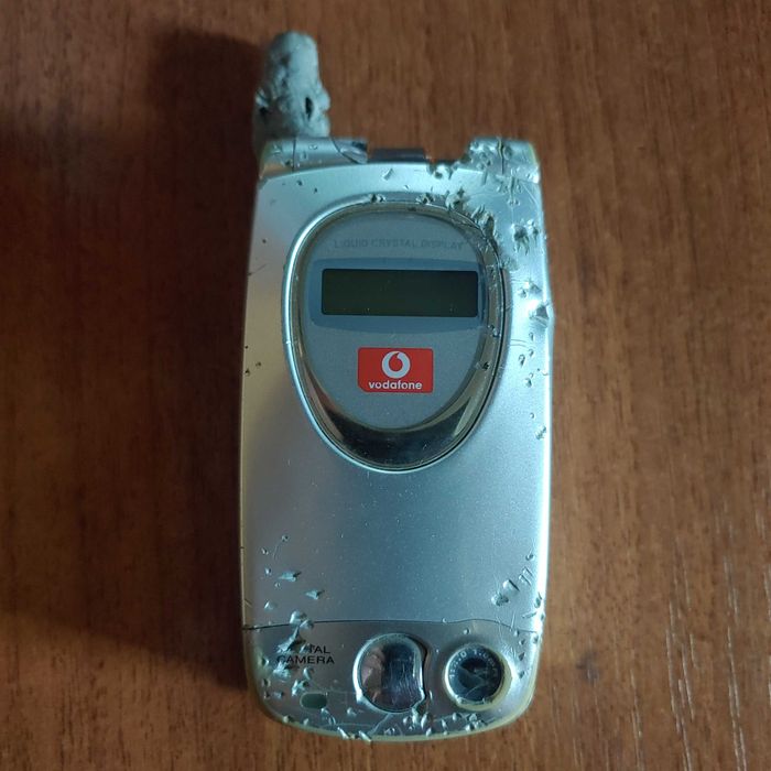 LG GB 102.а також Sharp GX 10 телефон.