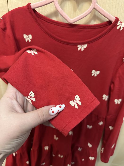 Дитяче червоне плаття