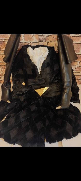 Bardzo elegancki płaszcz o fakturze futerka Marki La Monne