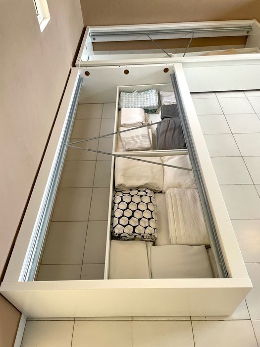 Duas camas Individuais uma pessoa 90x200
IKEA com caixas de arrumações