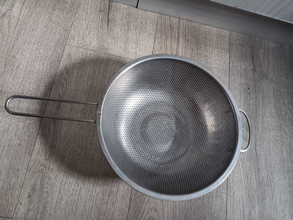 Sitko metalowe o średnicy 25 cm u góry z uchwytem.