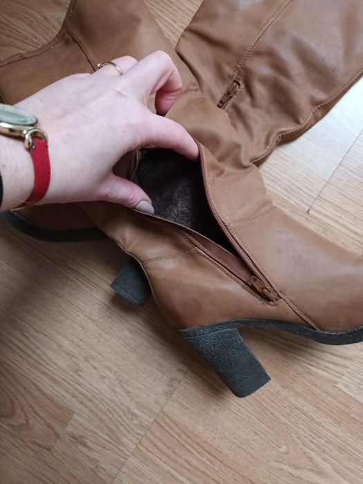 Ocieplane kozaczki. Brązowe na korku