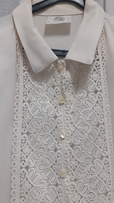 Blusa  camiseiro  com renda na frente botões  madrepérola  cor branca