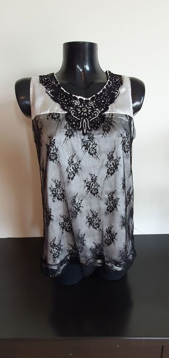 Czarny top Internacionale z koronką i koralikami.