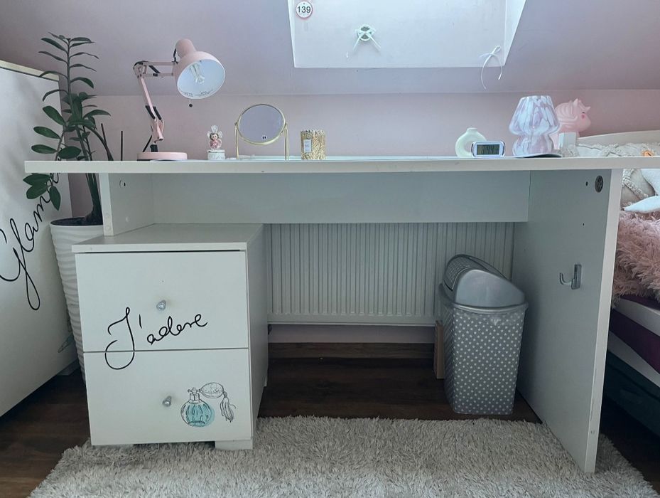 Zestaw białych mebli Meblik fashion mint(biurko z szafka +szafka oddzielna, komoda wysoka, komoda wąska, szafka rtv, lampka biurkowa,lampa sufitowa)