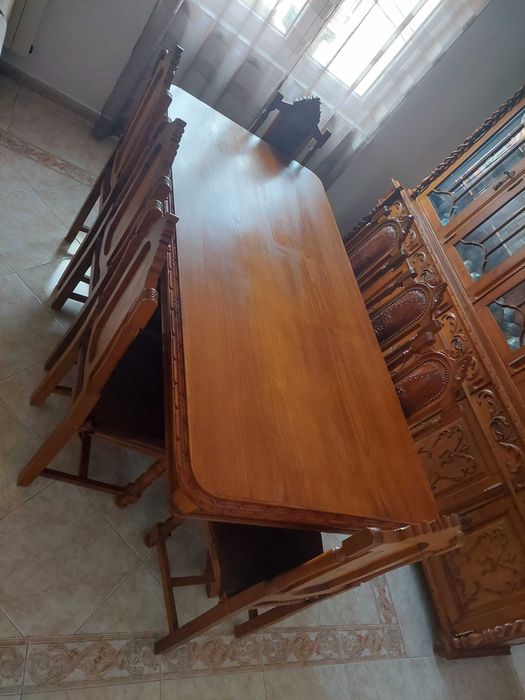 **Atualização de preço**Vendo mesa de sala, com 8 cadeiras de nogueira