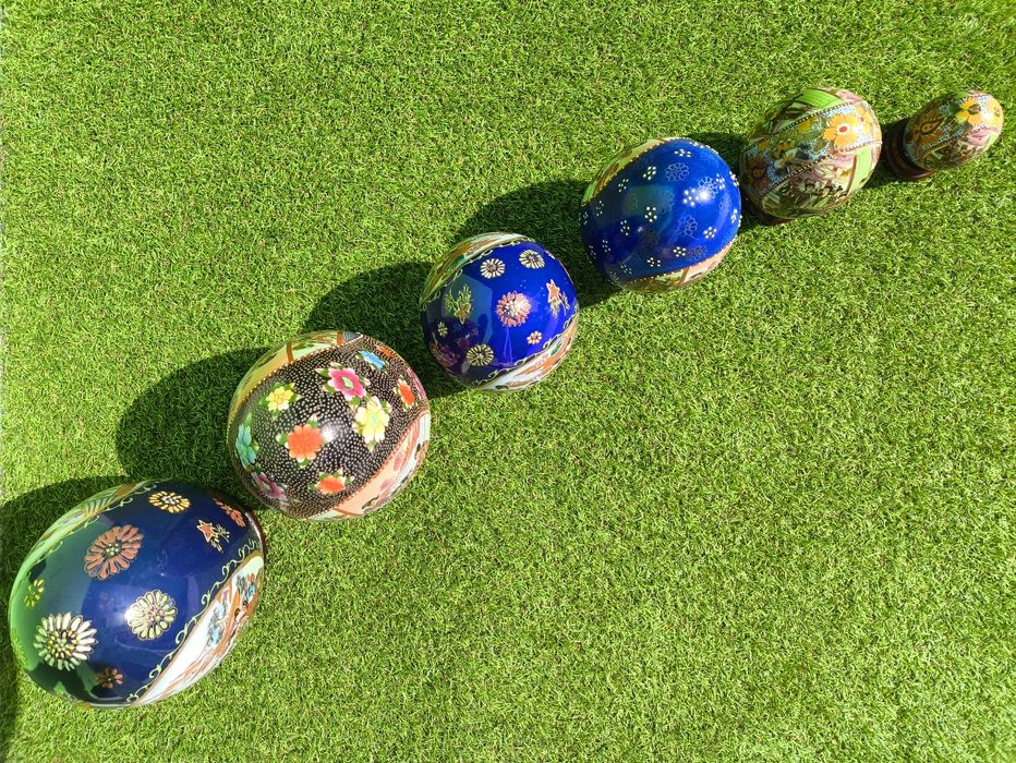 Conjunto de 6 ovos chineses em porcelana com base em madeira