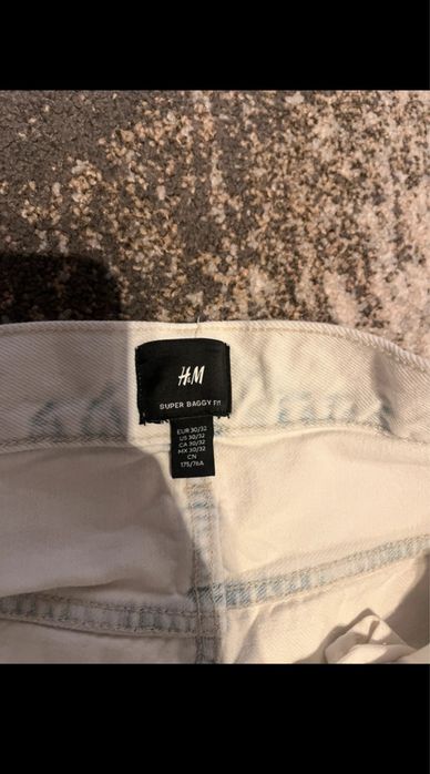 Spodnie baggy jeans z dziurami